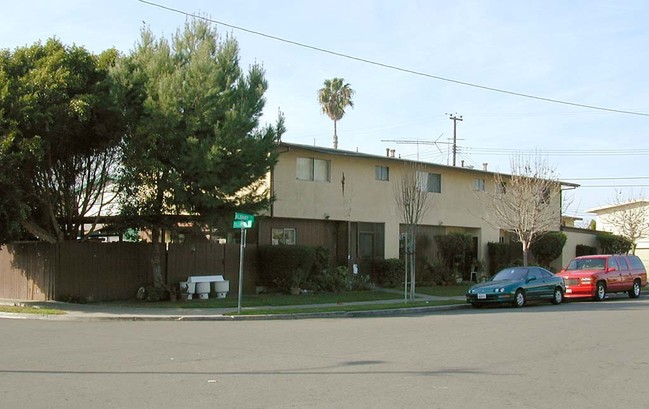 Triplex in Costa Mesa, CA - Foto de edificio - Building Photo