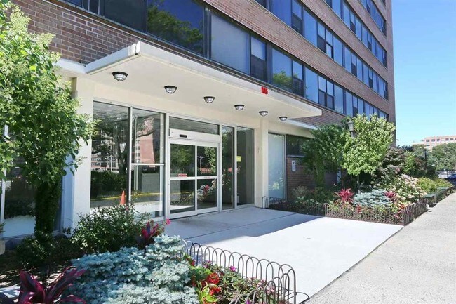 135 Montgomery St in Jersey City, NJ - Foto de edificio - Building Photo