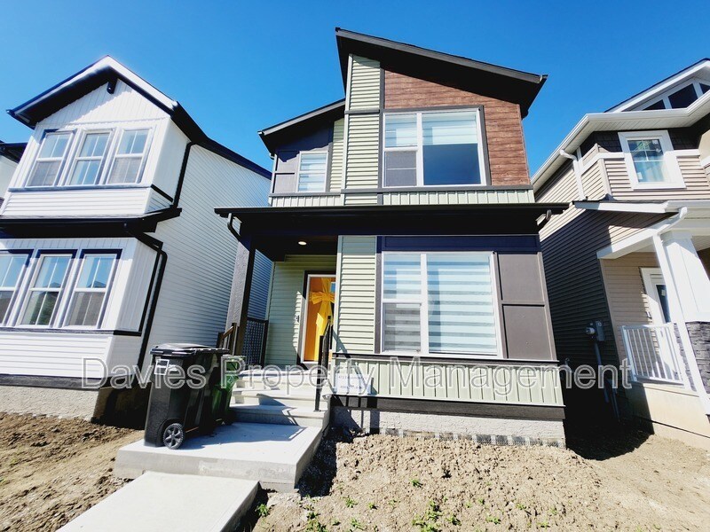 472 Edgemont Dr in Edmonton, AB - Building Photo