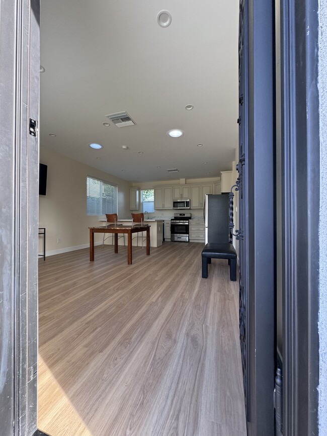 19803 Gilmore St in Woodland Hills, CA - Building Photo - Building Photo