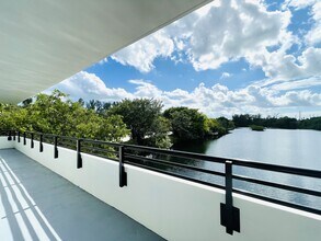 Lakeside at Biscayne Gardens in North Miami, FL - Building Photo - Building Photo