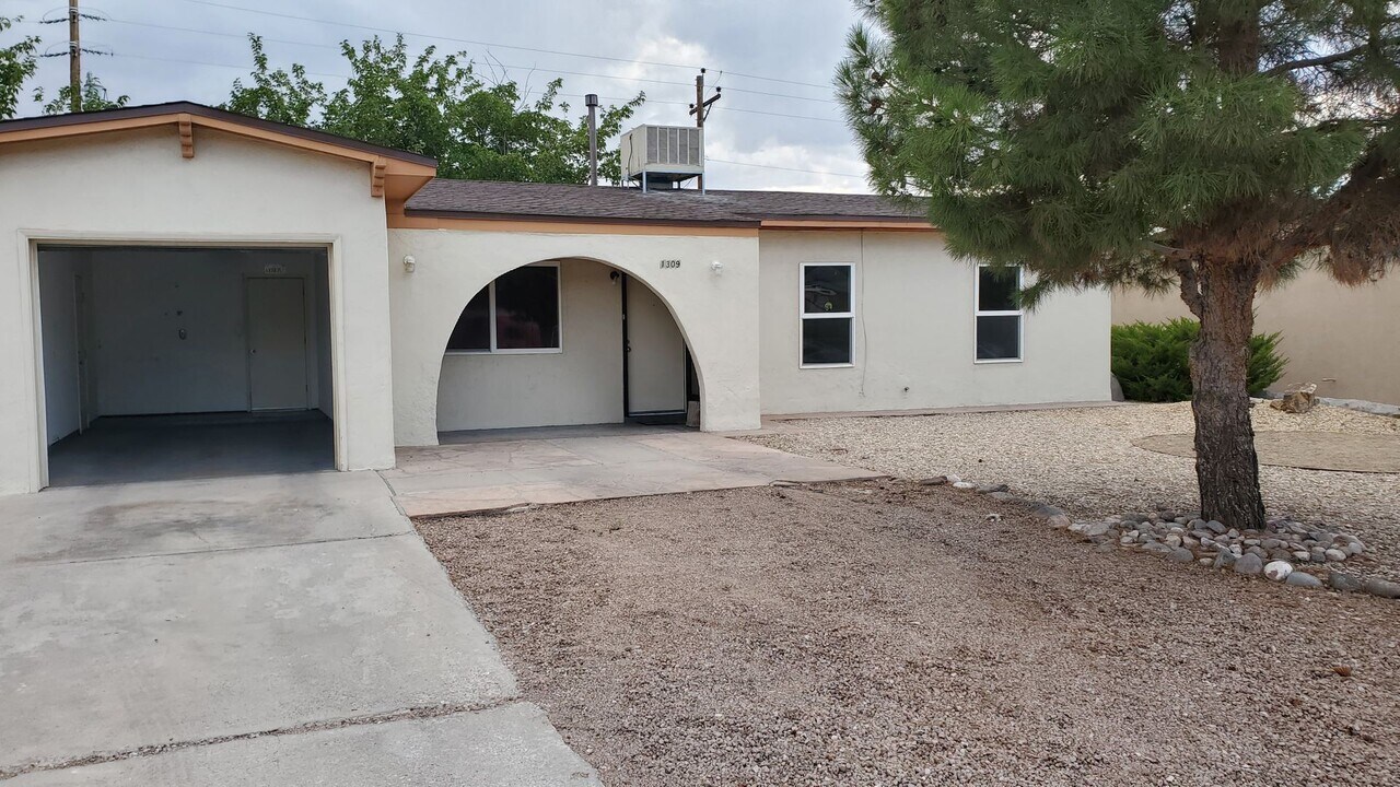 1309 Kilmer St in Las Cruces, NM - Building Photo