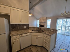 109 Quail Run Dr in San Marcos, TX - Foto de edificio - Building Photo