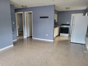 402 Terry St in Wildwood, FL - Foto de edificio - Building Photo