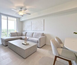 11240 Northwest Dr in Miami, FL - Foto de edificio - Building Photo