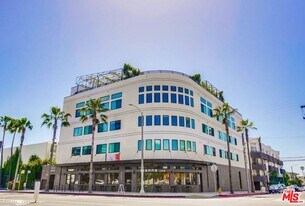 105 S Fairfax Ave in Los Angeles, CA - Building Photo