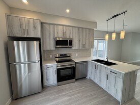 338 Ellisborough Blvd SE in Calgary, AB - Building Photo