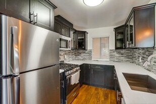 524 Venice Way in Inglewood, CA - Building Photo