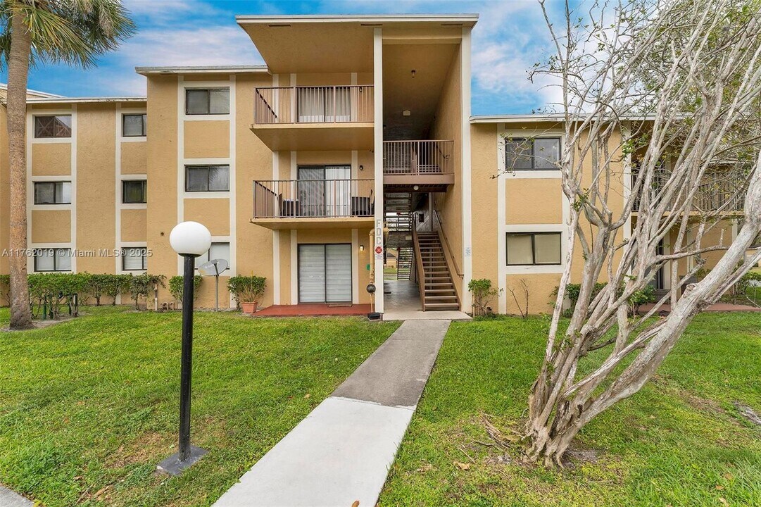 301 Palm Way in Pembroke Pines, FL - Building Photo