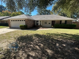 203 Jeffrey Ln in Wake Village, TX - Building Photo