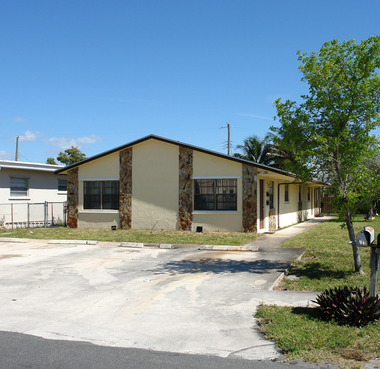 38 SE 15th St in Dania Beach, FL - Foto de edificio