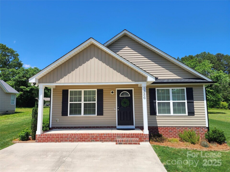 1556 Kingston Dr in Kannapolis, NC - Building Photo