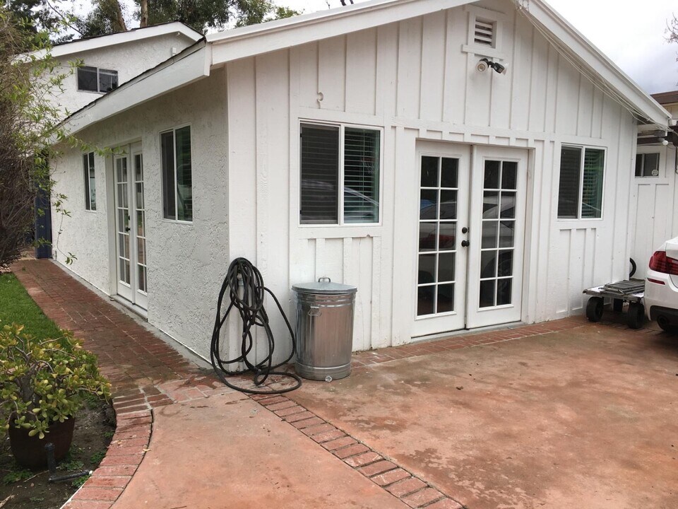 5653 Calvin Ave in Los Angeles, CA - Building Photo