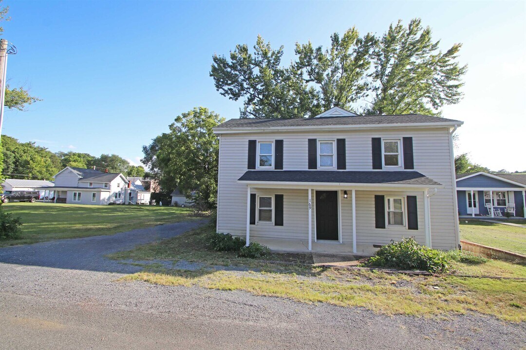 169 W Lee St in New Market, VA - Building Photo