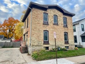 307 W 9th Ave in Oshkosh, WI - Building Photo