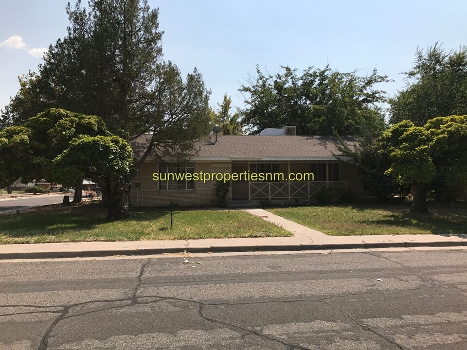 2704 Mesa Dr in Farmington, NM - Foto de edificio