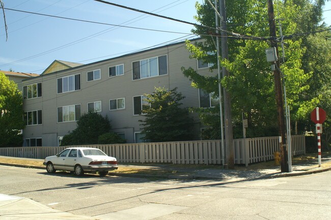 Sandpoint Manor in Seattle, WA - Building Photo - Building Photo