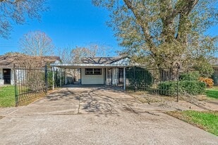 4905 Brinkley St in Houston, TX - Building Photo
