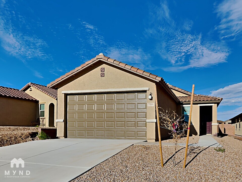 7966 S Golden Bell Dr in Tucson, AZ - Building Photo