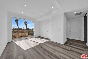 667 N Wilton Pl in Los Angeles, CA - Building Photo