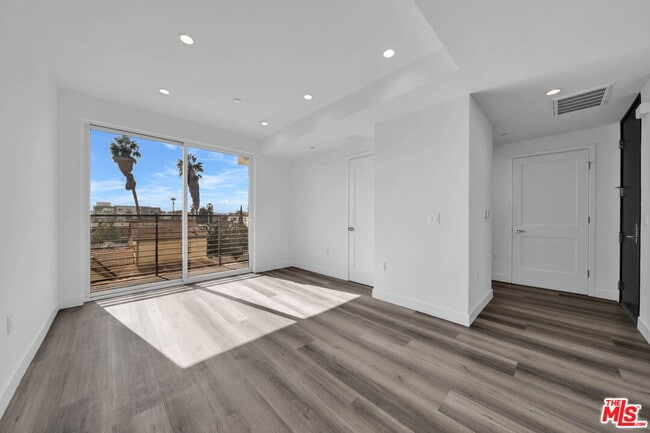 property at 667 N Wilton Pl