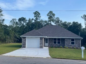 6761 Harvell St in Milton, FL - Building Photo
