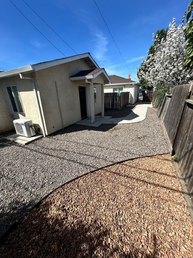 1592 Oxford Way in Stockton, CA - Building Photo - Building Photo