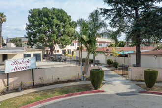 1000 E Bishop St in Santa Ana, CA - Foto de edificio - Building Photo