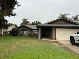 1340 W Jean Ave in Porterville, CA - Building Photo