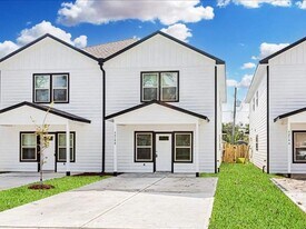 8214 Parker Rd in Houston, TX - Building Photo