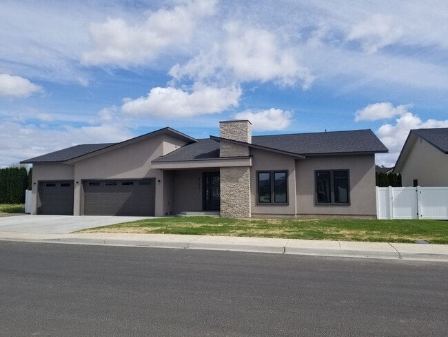 8305 Annalisa Ln in Yakima, WA - Foto de edificio - Building Photo