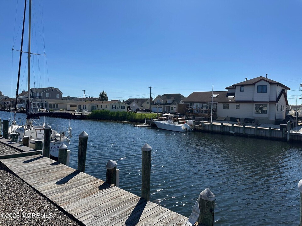 831 Anchor Dr in Forked River, NJ - Building Photo