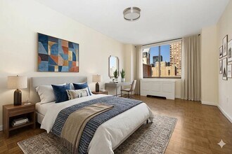 245 E 44th St, Unit 8A in New York, NY - Building Photo - Building Photo