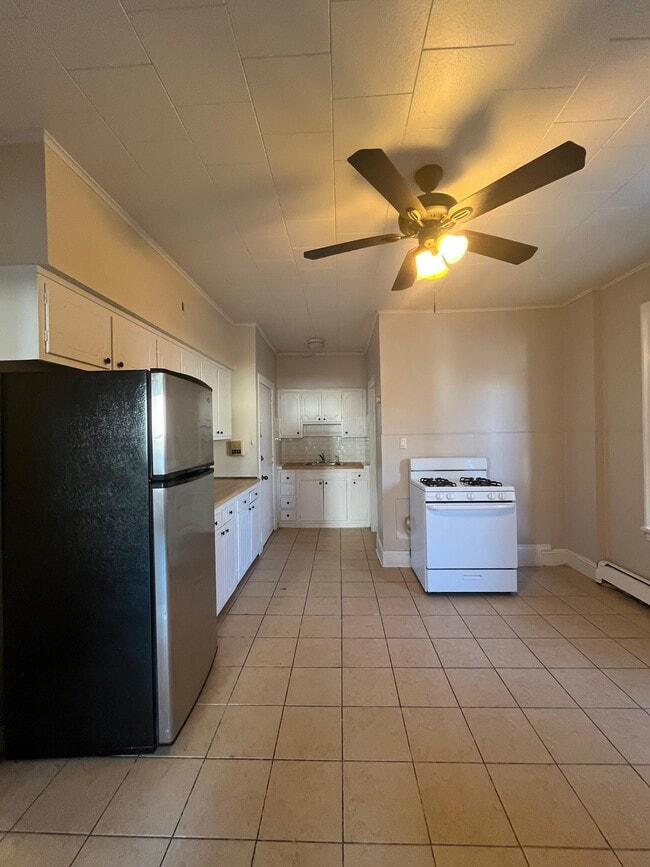 67 W 53rd St, Unit 2 in Bayonne, NJ - Foto de edificio - Building Photo