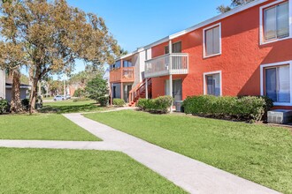 Crown Pointe Apartments in Tampa, FL - Building Photo - Building Photo