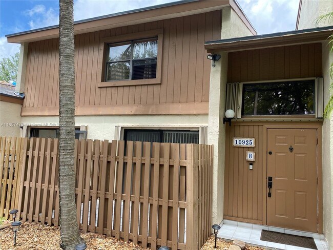 10925 SW 113th Pl in Miami, FL - Building Photo - Building Photo