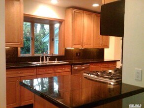 32 Windsor Rd in Great Neck, NY - Building Photo - Building Photo