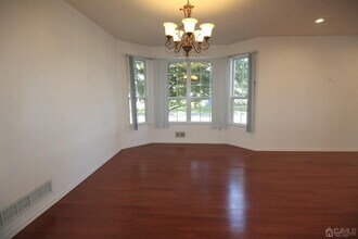 27 Pin Oak Dr in North Brunswick, NJ - Building Photo - Building Photo