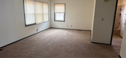 512 Breezy Point Dr in Clinton, IA - Building Photo - Building Photo