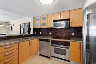 2101 Brickell Ave, Unit 1704 in Miami, FL - Building Photo - Building Photo