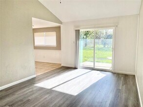 1806 Avenue A in Grand Prairie, TX - Foto de edificio - Building Photo