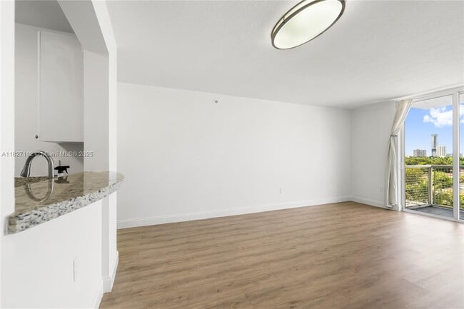 900 SW 8th St in Miami, FL - Building Photo - Building Photo