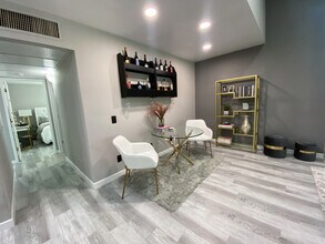 18350 Hatteras St, Unit 272 in Tarzana, CA - Building Photo - Building Photo