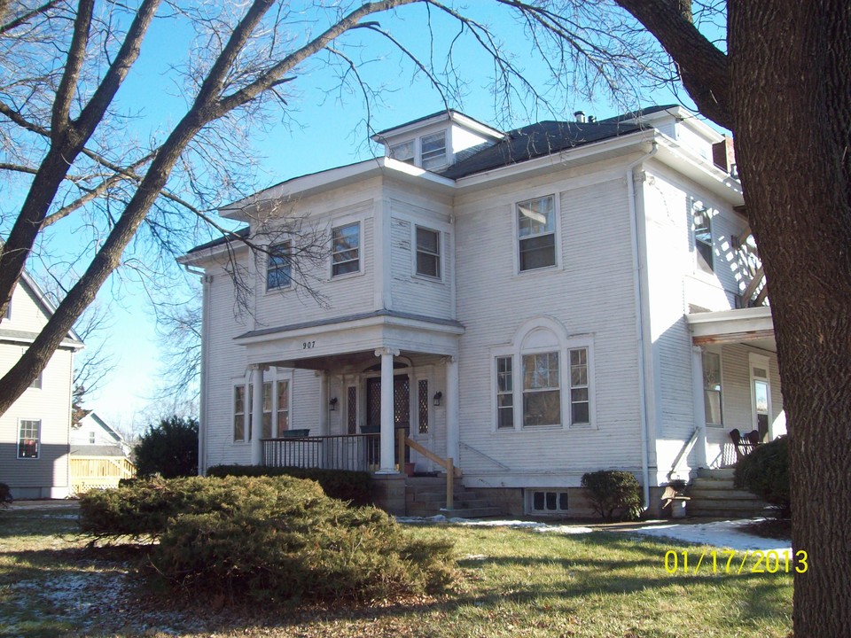 907 E Locust St in Davenport, IA - Foto de edificio