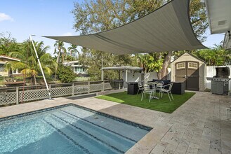 2541 NE 199th St in Miami, FL - Foto de edificio - Building Photo