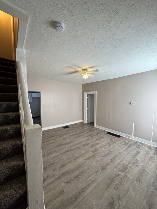 404 N Chestnut Ave, Unit 404 Chestnut in Niles, OH - Building Photo