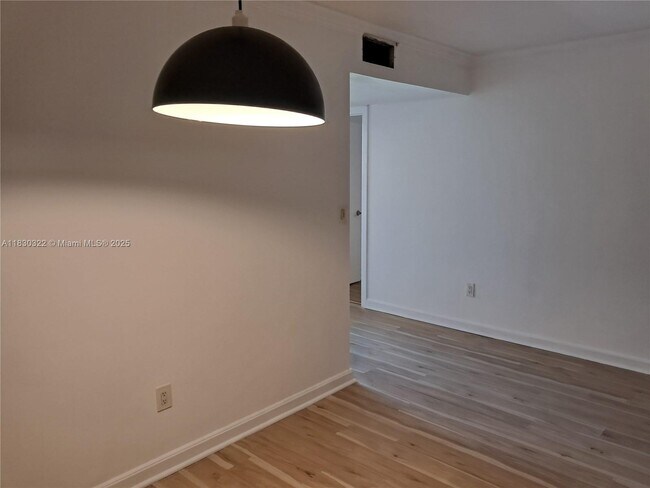 3559 Magellan Cir in Aventura, FL - Foto de edificio - Building Photo