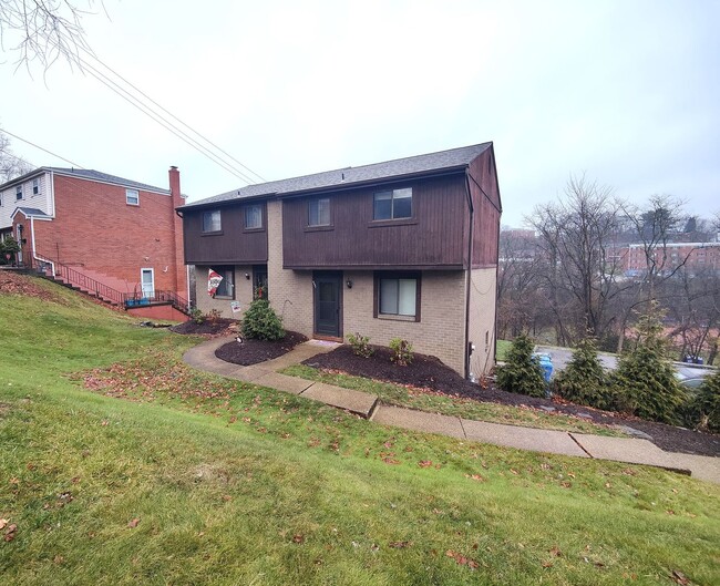 1529 Dunluce Dr in Pittsburgh, PA - Foto de edificio - Building Photo