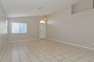 6563 Grand Oaks Dr in Las Vegas, NV - Building Photo - Building Photo