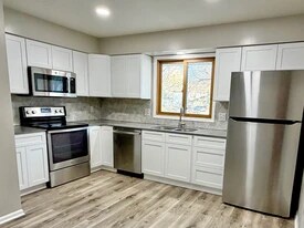 6718 S 87th St in Ralston, NE - Building Photo